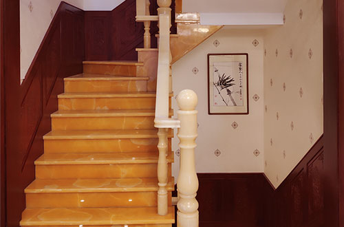 枝江中式别墅室内汉白玉石楼梯的定制安装装饰效果